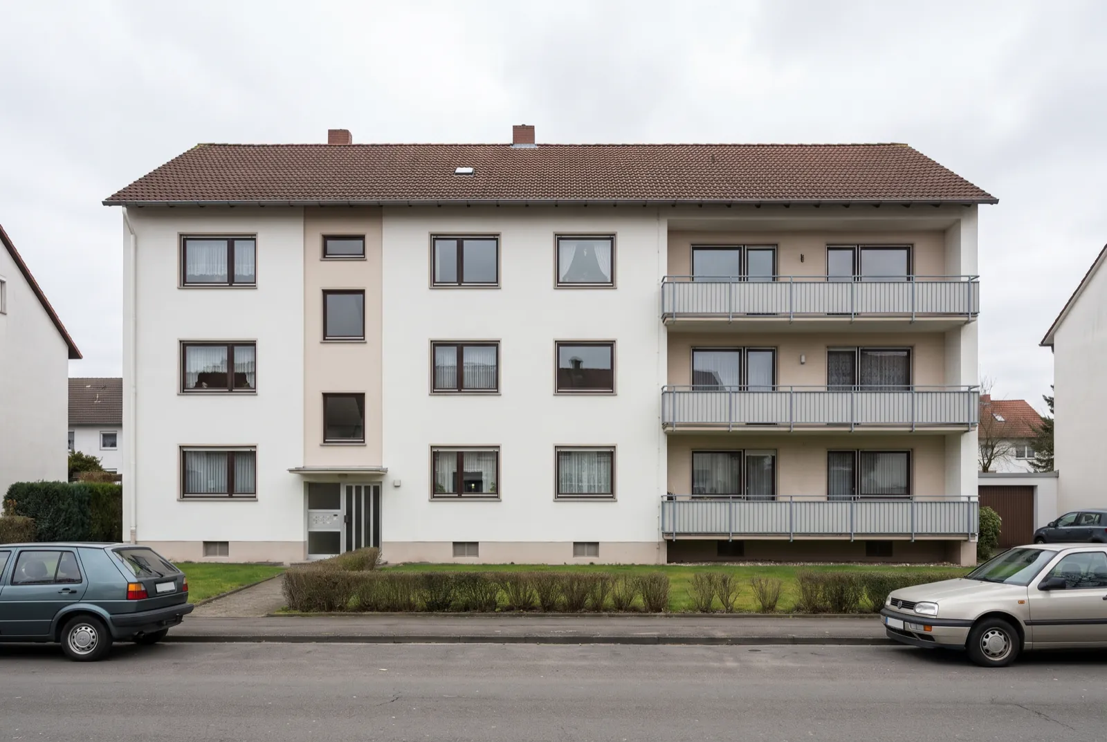 Symbolbild: dreigeschossiges Mehrfamilienhaus im Bestand mit Balkonen