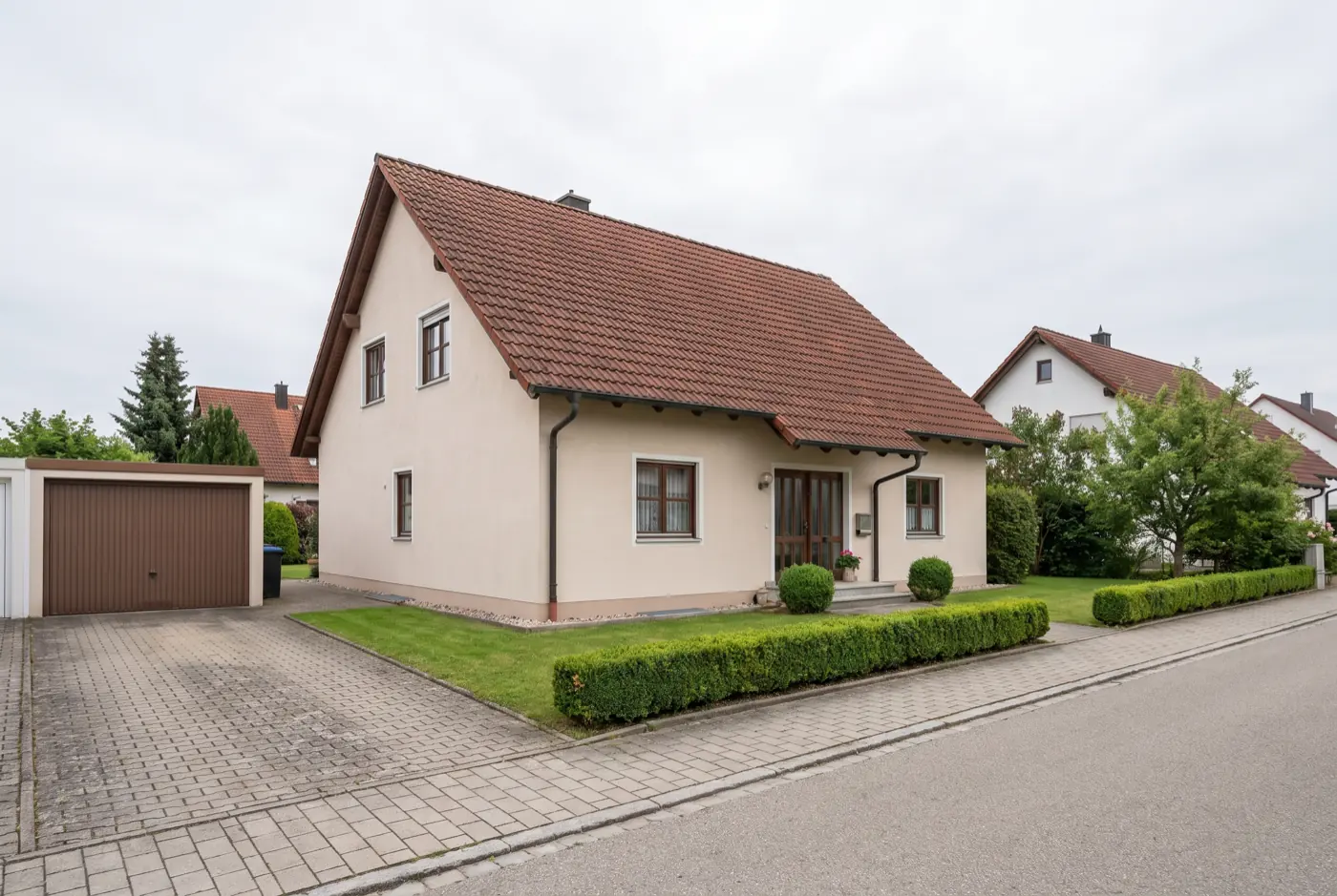 Symbolbild: Einfamilienhaus in einer ruhigen Wohnstraße