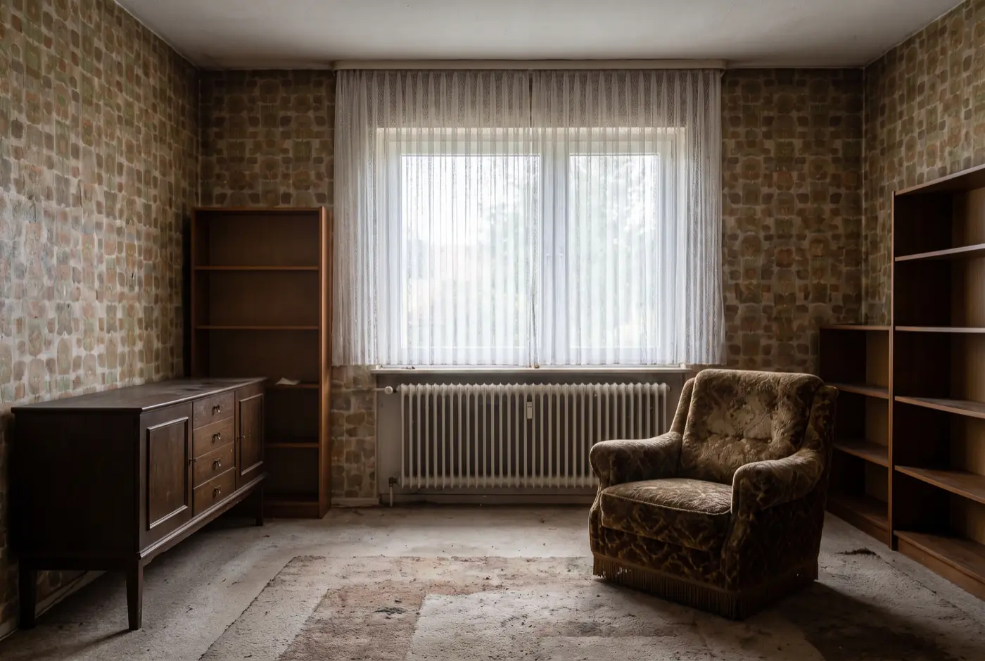 Symbolbild: leergeräumtes Wohnzimmer in einem geerbten Haus